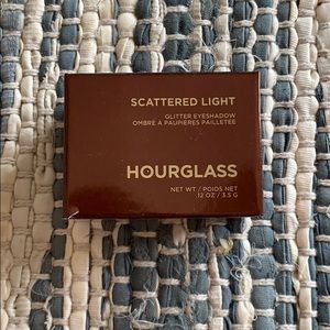 Hourglass scattered light eyeshadow in FOIL